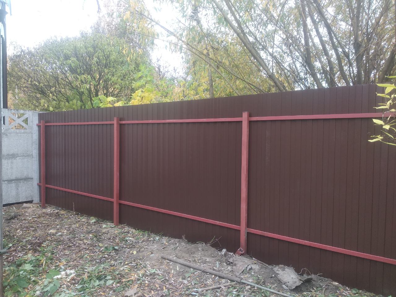 Забор можайск цена. Профиль коричневый для забора. Красивый забор из металлопрофиля фиолетовый. Коричневый забор ПЭТ.