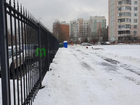 Сварной забор из профильной трубы с декоративными коваными элементами