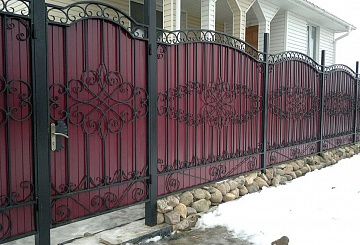 Забор из профлиста с элементами ковки фото