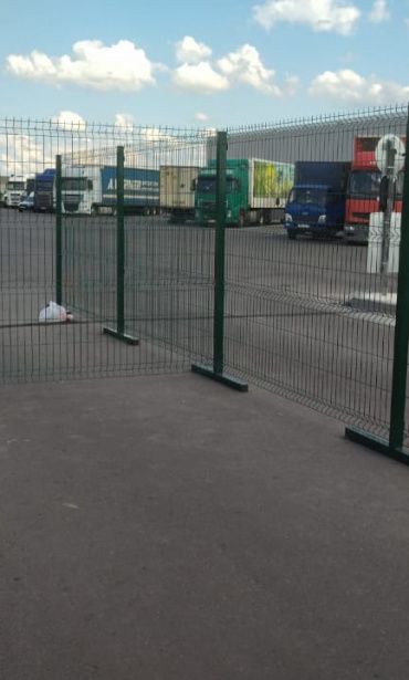 Ограждение из 3Д панелей на крестовинах