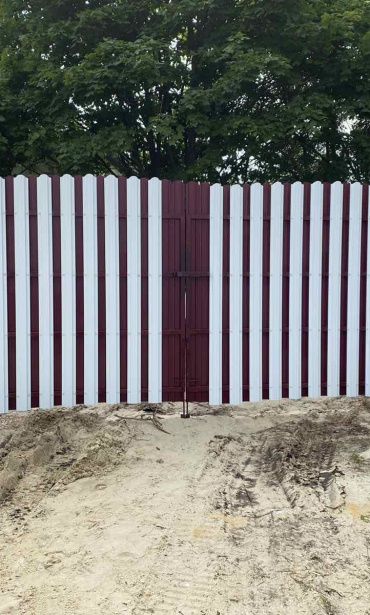 Фото забора из разноцветного евроштакетника в шахматном порядке, Домодедово СНТ Берёзка