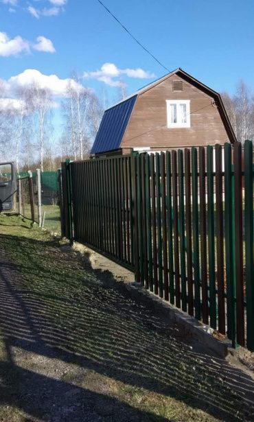 Фото двухцветного забора из металлического штакетника