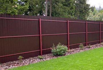Двухсторонний забор из профлиста фото