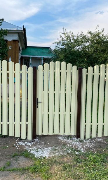 Забор полукруглой формы из штакетника