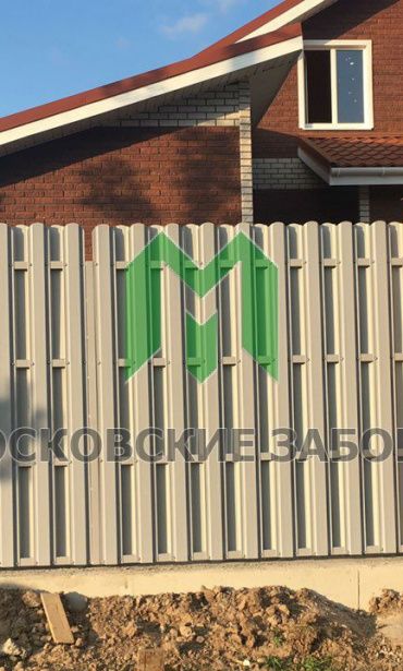 Забор из белого штакетника на столбах из кирпича, Чеховский район, КП Земляничное