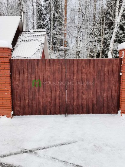 Забор из профнастила в цвете Древесная вишня