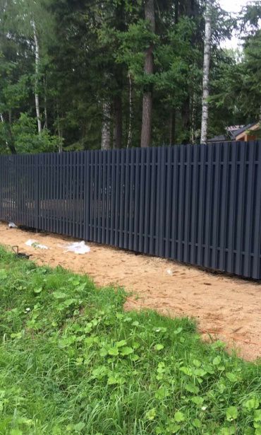 Фото синего забора штакетник-шахматка