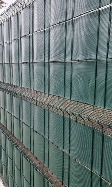 Забор из 3Д секций с пластиковыми вставками