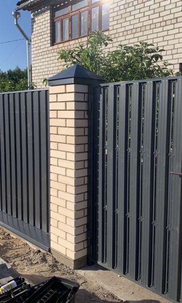 Серый забор из профнастила с кирпичными столбами