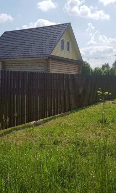 Фото забора из коричневого штакетника, Серпуховский район