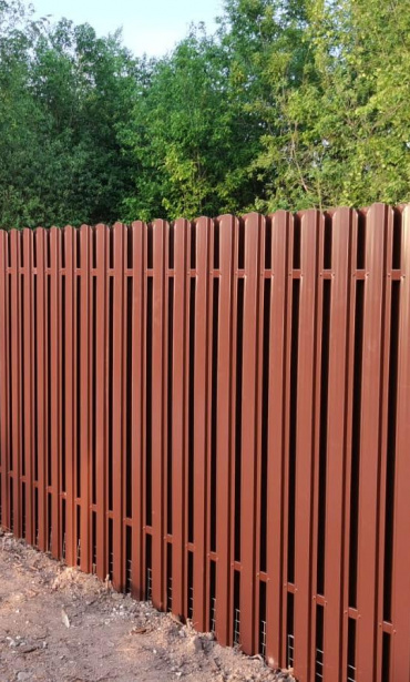 Фото забора из штакетника-шахматка, Дмитровский район