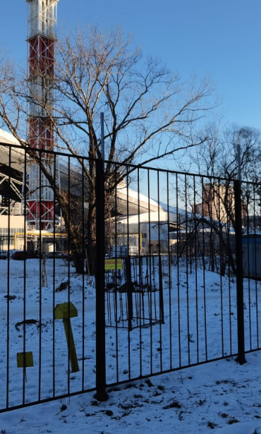 Установка колючей проволоки на секционный забор