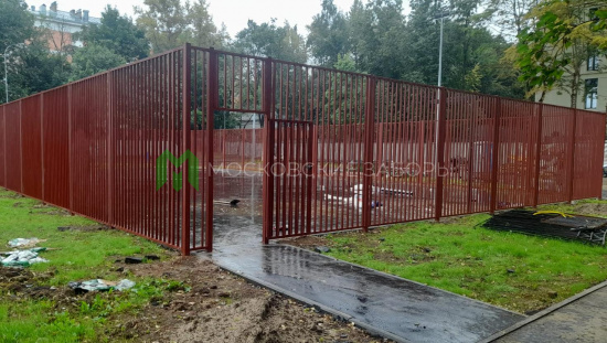 Фото ограждения из металлических секций, высота 3 метра