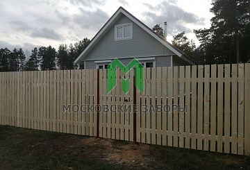 Деревянный забор из штакетника