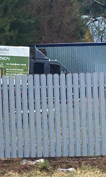 Фото забора из металлического штакетника белый