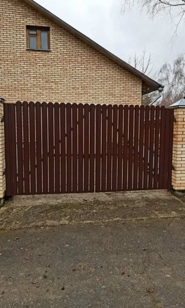 Фото забора из металлического штакетника от 25.11.2021