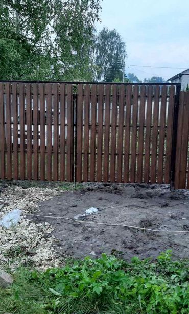 Фото забора из металлического штакетника темное дерево, Старая Купавна, СНТ Спутник