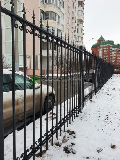 Сварной забор из профильной трубы с декоративными коваными элементами