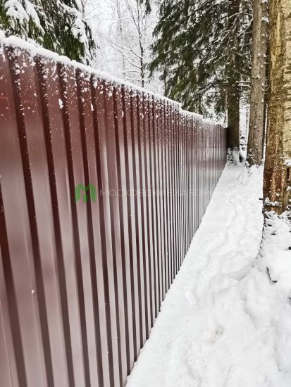 Забор из профнастила в цвете Древесная вишня
