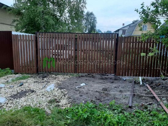 Фото забора из металлического штакетника темное дерево, Старая Купавна, СНТ Спутник