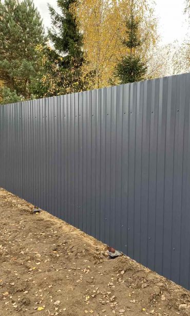 Работы по строительству дачного забора из профнастила, RAL 7024 