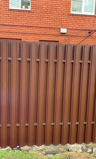 Фото забора из металлического штакетника, город Щербинка