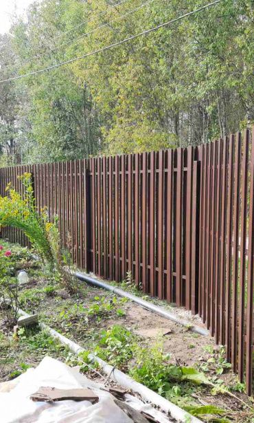 Забор из коричневого двухстороннего штакетника, Щелковский район