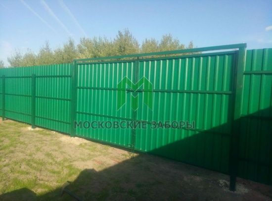 Ворота из профнастила распашные в рамке зеленые