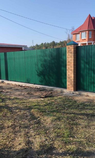 Ограждение из профнастила, RAL 6005 (зеленый мох)
