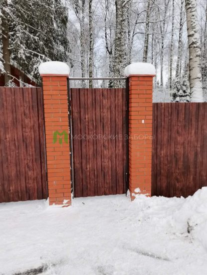 Забор из профнастила в цвете Древесная вишня