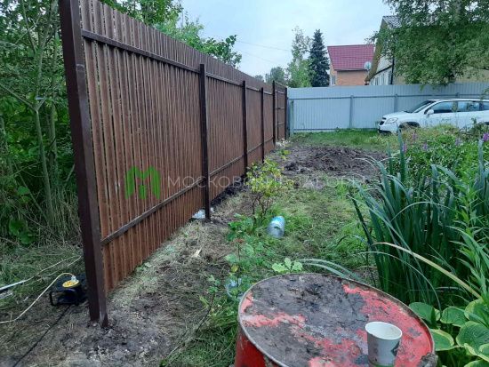 Фото забора из металлического штакетника темное дерево, Старая Купавна, СНТ Спутник