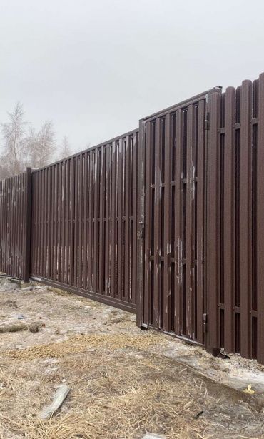 Фото забора из металлического штакетника, Калужская область, КП Иван Купала