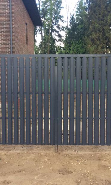 Фото забора из серого металлического штакетника