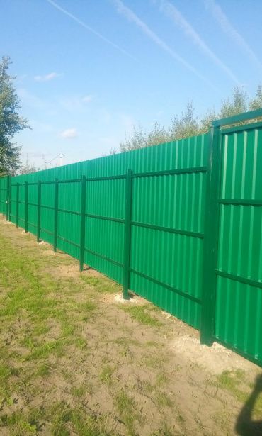 Сплошной забор из двухстороннего профнастила