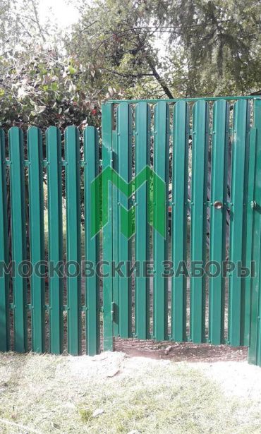 Фото зеленого забора из евроштакетника, Можайский р-н