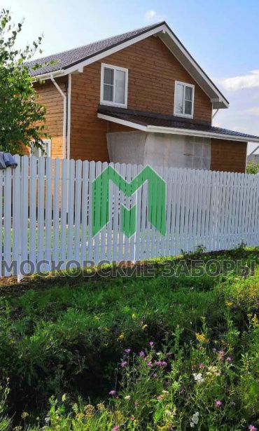 Фото забора из белого металлического штакетника, д. Грибаново
