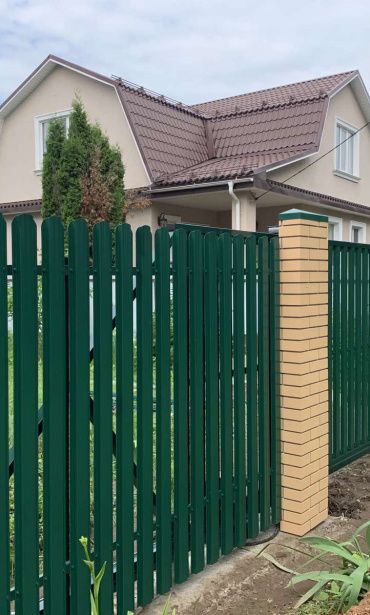 Фото забора из металлического штакетника, д. Рыбушкино, Одинцовский р-н