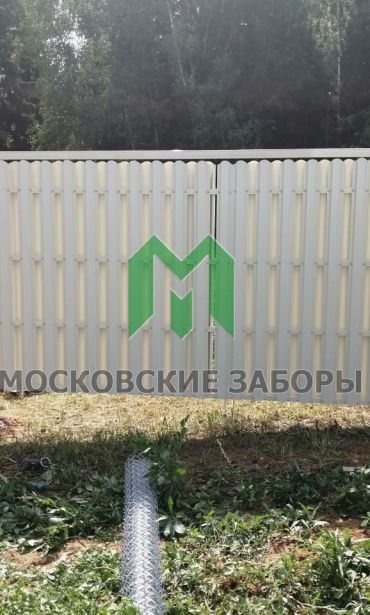Фото забора из металлического штакетника, Серпуховской р-н, КП Венский лес