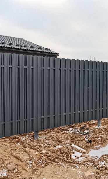 Фото забора из металлического штакетника от 15.11.2021