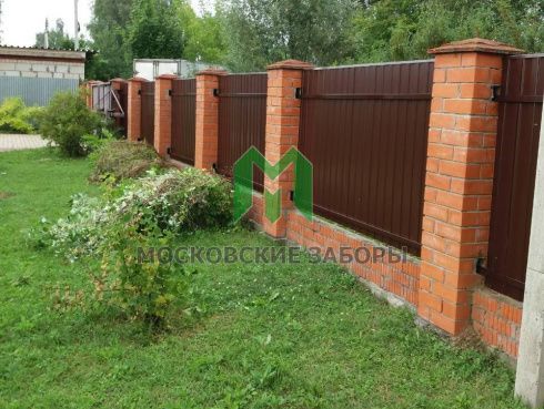 Забор из профнастила на кирпичных столбах