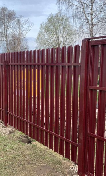 Фото забора из металлического штакетника и сетки рабицы, Можайский район
