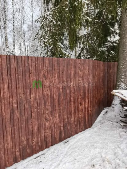 Забор из профнастила в цвете Древесная вишня