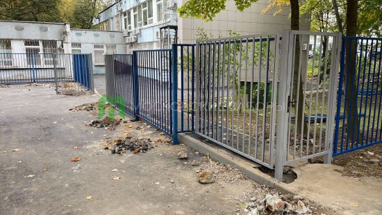 Сварное ограждение покрыто синей порошковой краской