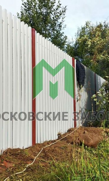 Фото забора из металлического штакетника, Рузский район, д. Бабино