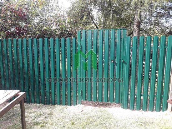 Фото зеленого забора из евроштакетника, Можайский р-н