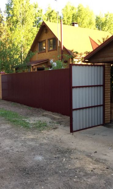 Забор из бордового профнастила