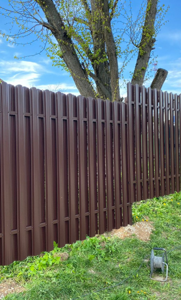 Забор из металлического штакетника, шахматка