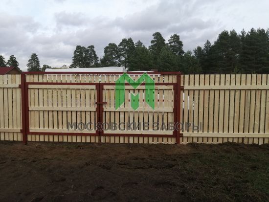 Фото забора из дерева в Московской области