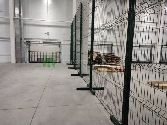 Забор из оцинкованной сетки с полимерным покрытием на опорах