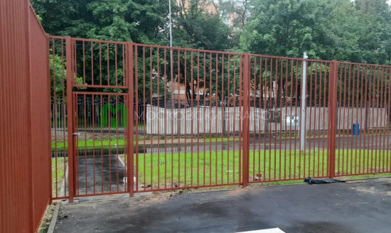 Фото ограждения из металлических секций, высота 3 метра